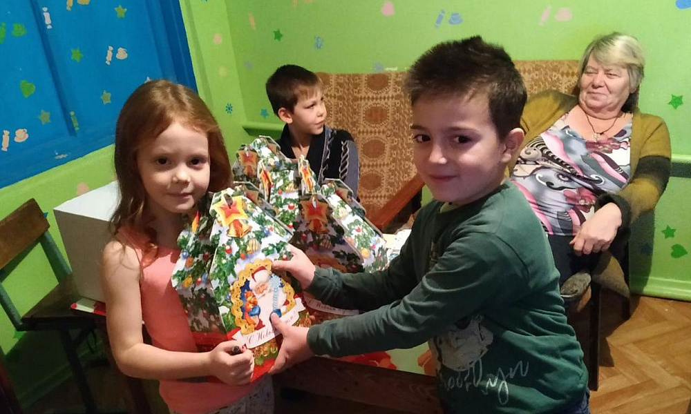Порадовали детишек сладкими подарочками на Новый год
