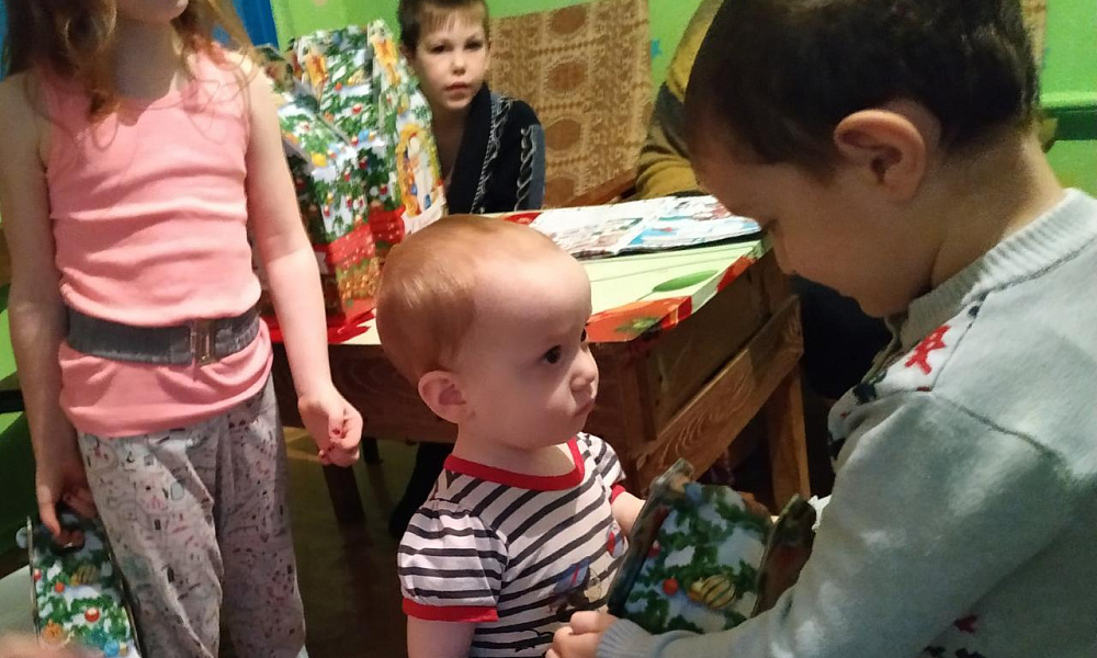 Порадовали детишек сладкими подарочками на Новый год