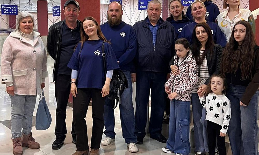 В апреле волонтёры с подопечной семьёй фонда посетили грузинское танцевальное шоу МИ ЦЕКВА
